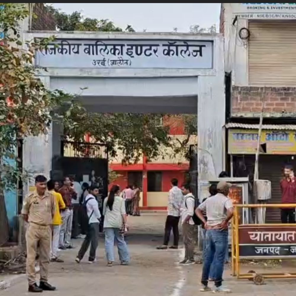 जालौन में पुलिस भर्ती परीक्षा शुरू:9 केंद्रों पर 9600 अभ्यर्थी देंगे परीक्षा, अभ्यर्थियों की मेटल डिटेक्टर से जांच, कड़ी सुरक्षा