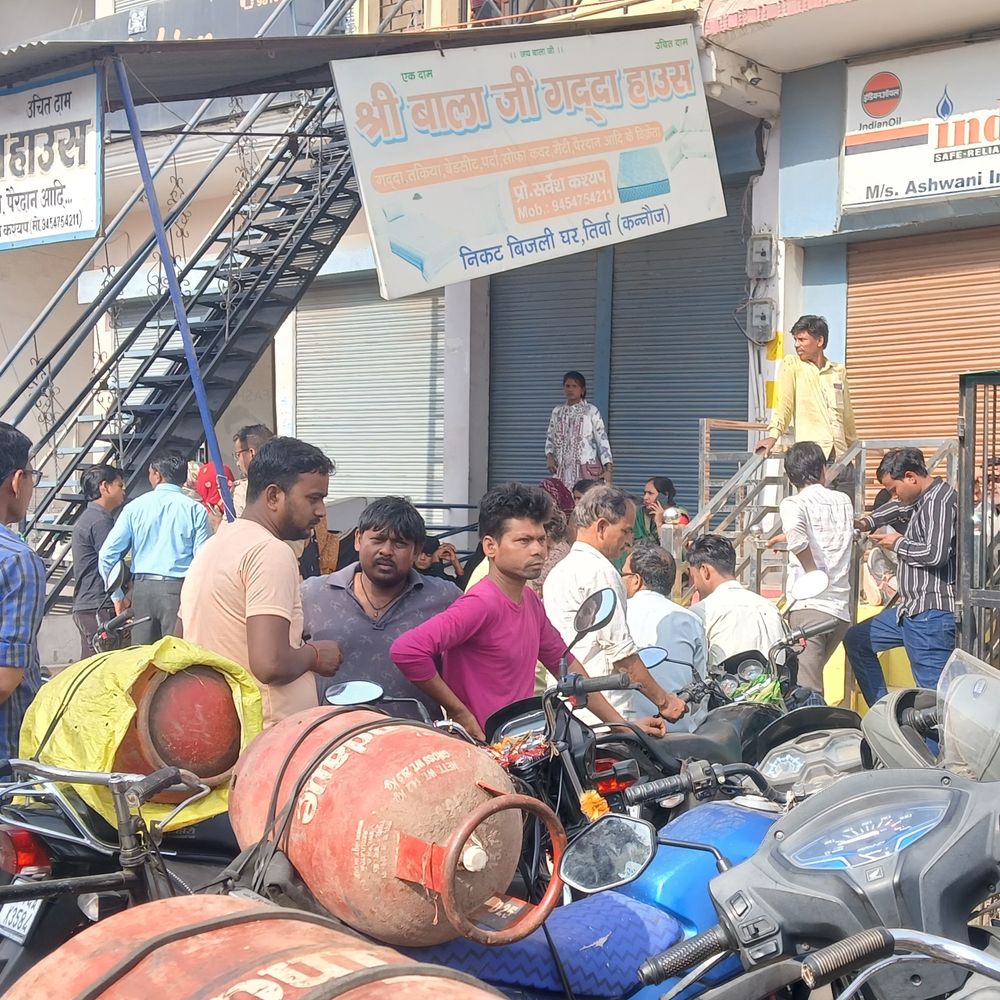 गैस किल्लत: उपभोक्ता एजेंसी के बाहर घंटों से इंतजार में:तिर्वा में सिलेंडर बुकिंग और लेट खुलने से परेशान, सुबह से लगी लंबी कतार