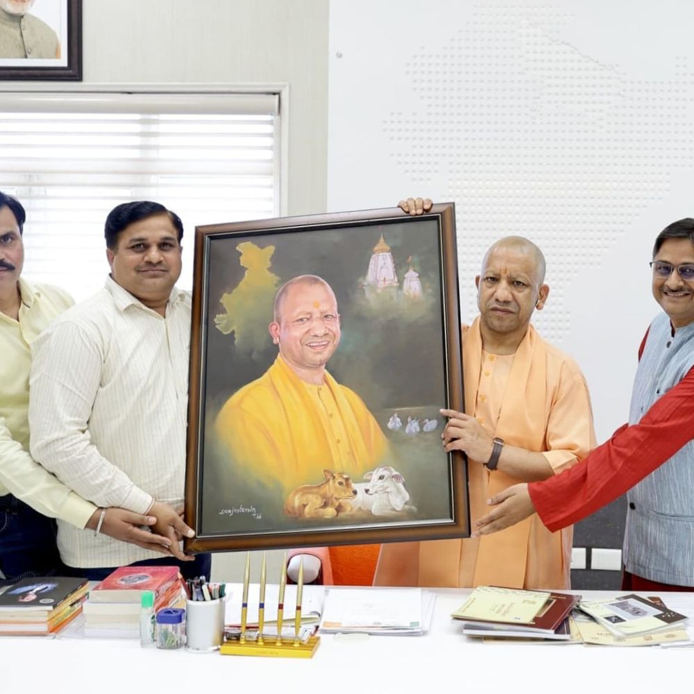 राज्य ललित कला अकादमी अध्यक्ष ने की CM से भेंट:बुलंदशहर में कला संवर्धन पर चर्चा, पत्रिका का विमोचन और सुझाव दिए