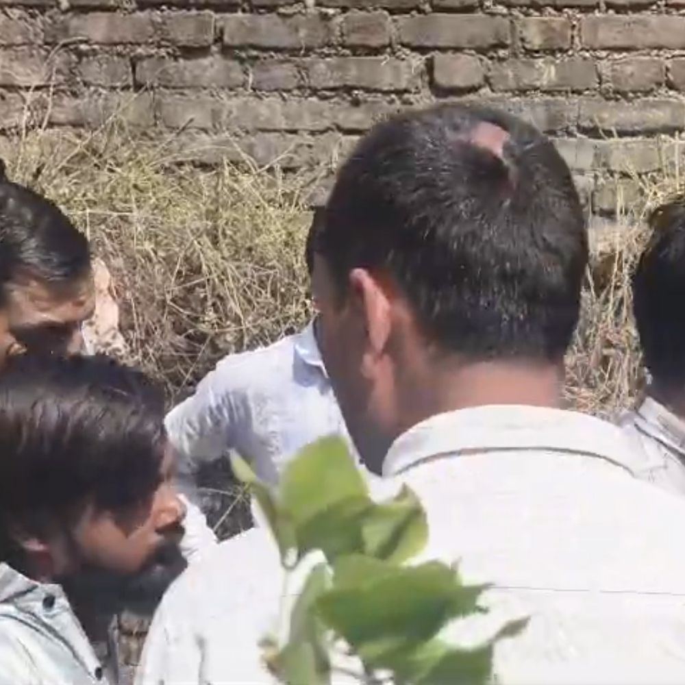 शादी न होने से नाराज युवक मोबाइल टावर पर चढ़ा:फिरोजाबाद में खुद 112 पर फोन कर पुलिस को दी सूचना, 3 घंटे बाद नीचे उतरा