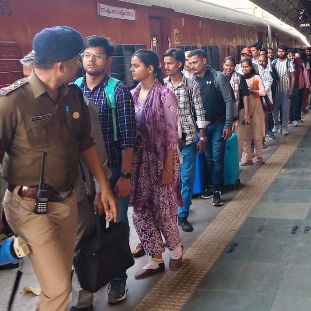 यूपी SI परीक्षा: प्रयागराज स्टेशन पर उमड़ी भीड़:RPF और रेलवे ने संभाली व्यवस्था, यात्रियों को कतार में बिठाया