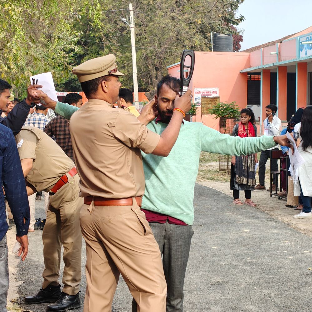 दो पालियों में 1,870 अभ्यर्थियों ने छोड़ी यूपी एसआई परीक्षा:सीतापुर में पहले दिन 5,760 अभ्यर्थी थे रजिस्टर्ड, जूते-गहने उतरवाने के बाद दी एंट्री