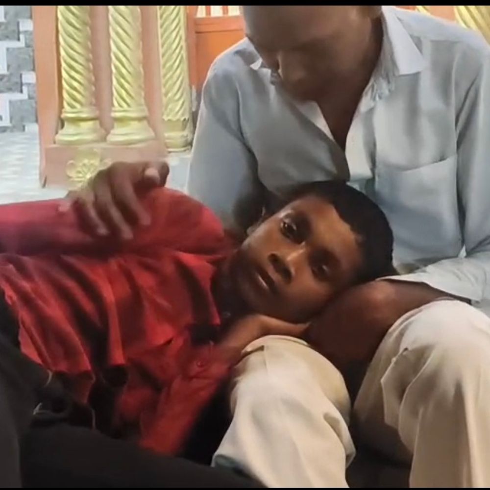 रेबीज संक्रमण से बेटा भौंका:कछवा में दिव्यांग पिता मंदिर पहुंचा, 4 महीने पहले कुत्ते ने काटा था