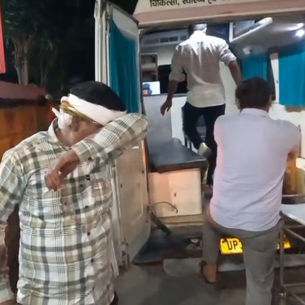 ऑटो की टक्कर से बाइक सवार घायल:फिरोजाबाद में जीजा-साले गंभीर रूप से जख्मी, अस्पताल में भर्ती