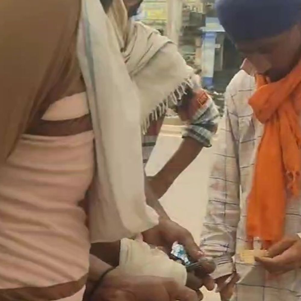 तरनतारन अस्पताल के बाहर ही बिकती प्रतिबंधित दवाएं:  राहगीरों को रोककर पूछते हैं क्या चाहिए, कर्मचारियों पर मिलीभगत का आरोप – tarn-taran News