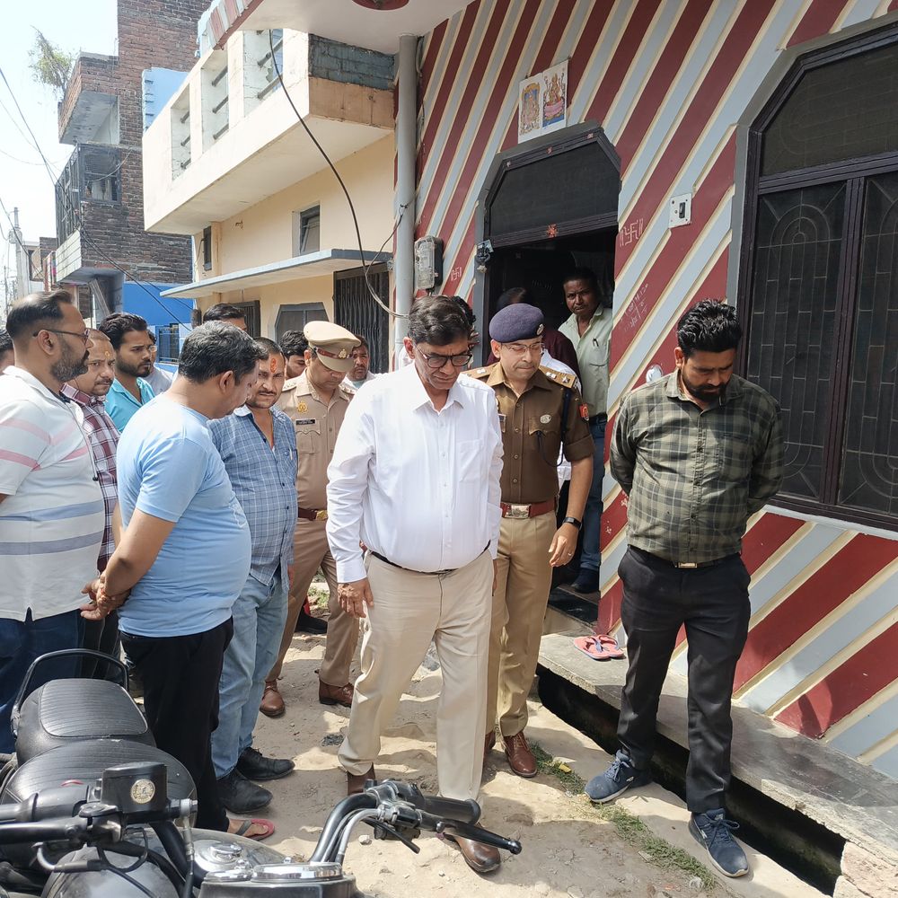 बदायूं हत्याकांड डीएम-एसपी ने परिजनों को दिया भरोसा:पीलीभीत में निष्पक्ष जांच और हर संभव मदद का आश्वासन