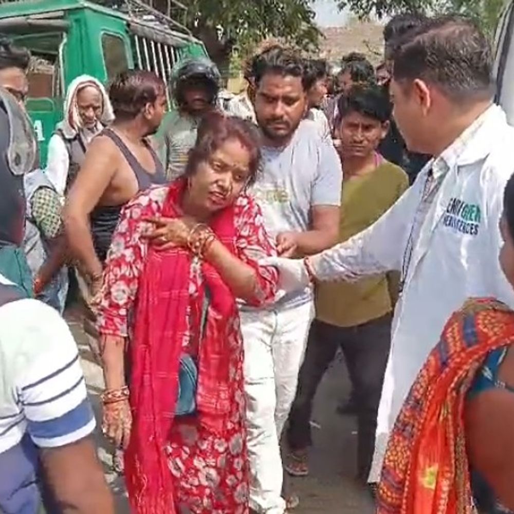 अनियंत्रित ऑटो पलटा, आठ यात्री घायल:फतेहपुर में तीन की हालत गंभीर, जिला अस्पताल रेफर