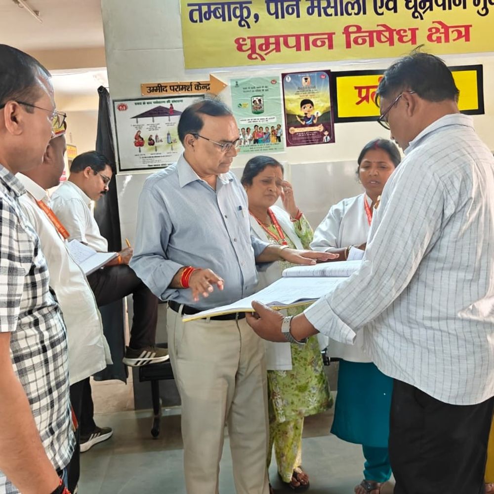 PHC रेहराबाजार में 12 कर्मचारी अनुपस्थित मिले:सीएमओ के औचक निरीक्षण में तीन डॉक्टर भी नदारद, वेतन रोकने के आदेश