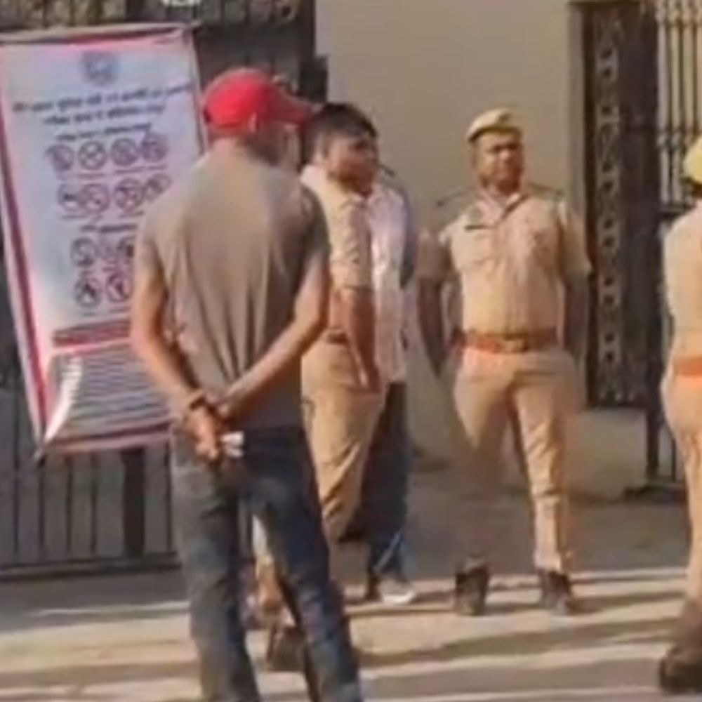 अंबेडकरनगर में पुलिस भर्ती परीक्षा शुरू:10 केंद्रों पर 3600 परीक्षार्थी देंगे पहली पाली की परीक्षा