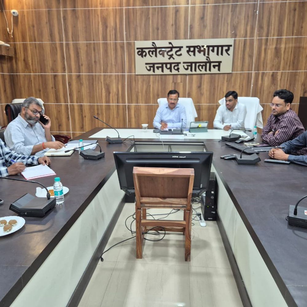 जालौन में डीएम ने एजेंसी संचालकों के साथ बैठक की:होम डिलीवरी के जरिए गैस आपूर्ती करने के दिए निर्देश