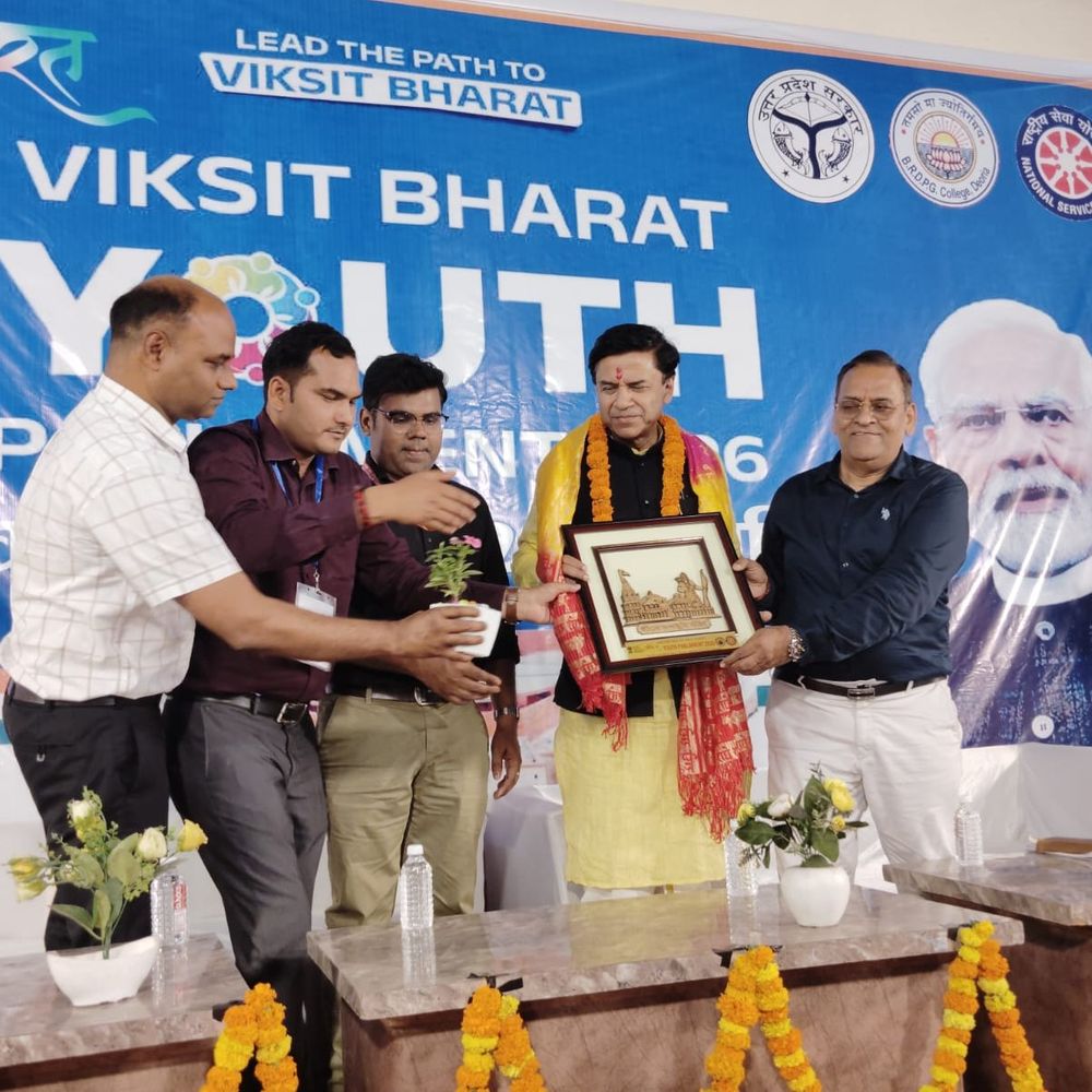 जिया रहमान ने युवा संसद प्रतियोगिता में पहला स्थान जीता:देवरिया में आयोजित जिला स्तरीय विकसित भारत यूथ पार्लियामेंट