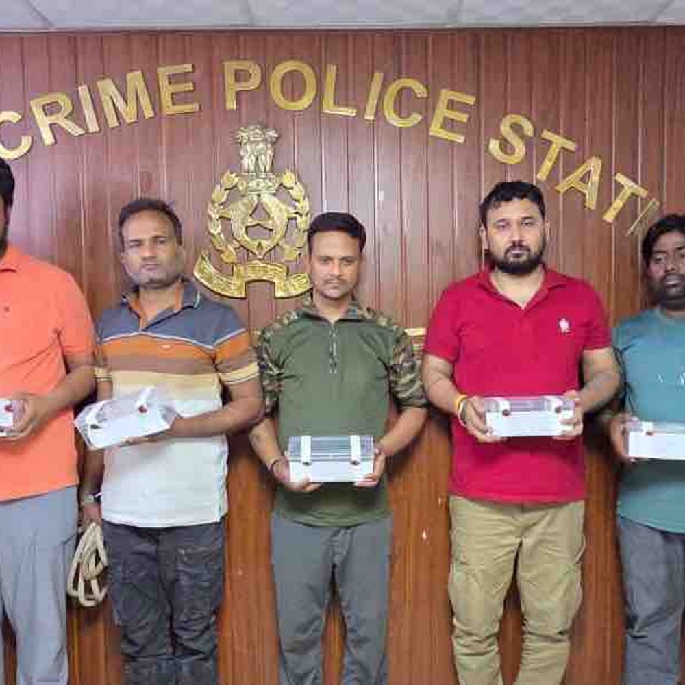 बीमा पॉलिसी के नाम पर ठगी करने वाले का खुलासा:गाजियाबाद में 5 गिरफ्तार, 10 मोबाइल-16 एटीएम कार्ड बरामद