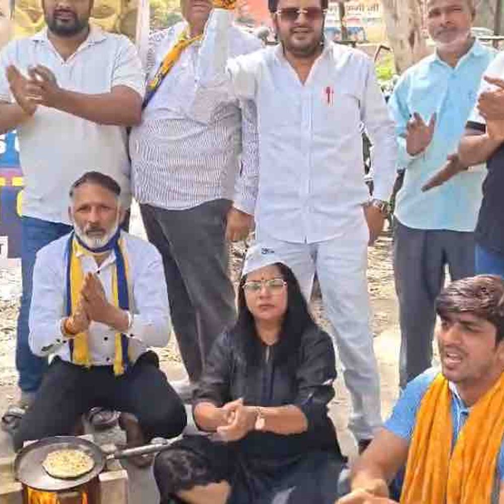 गाजियाबाद में गैस किल्लत और महंगाई पर AAP का प्रदर्शन:कलेक्ट्रेट में नारेबाजी की, राष्ट्रपति के नाम सौंपा ज्ञापन