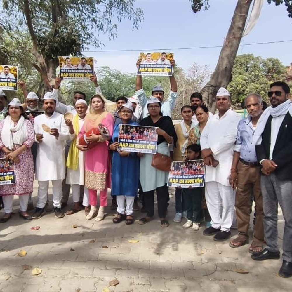 गैस सिलेंडर महंगा होने पर AAP का प्रयागराज में प्रदर्शन:कार्यकर्ताओं ने कहा- मोदी सरकार की नीतियां गरीब की रसोई पर हमला