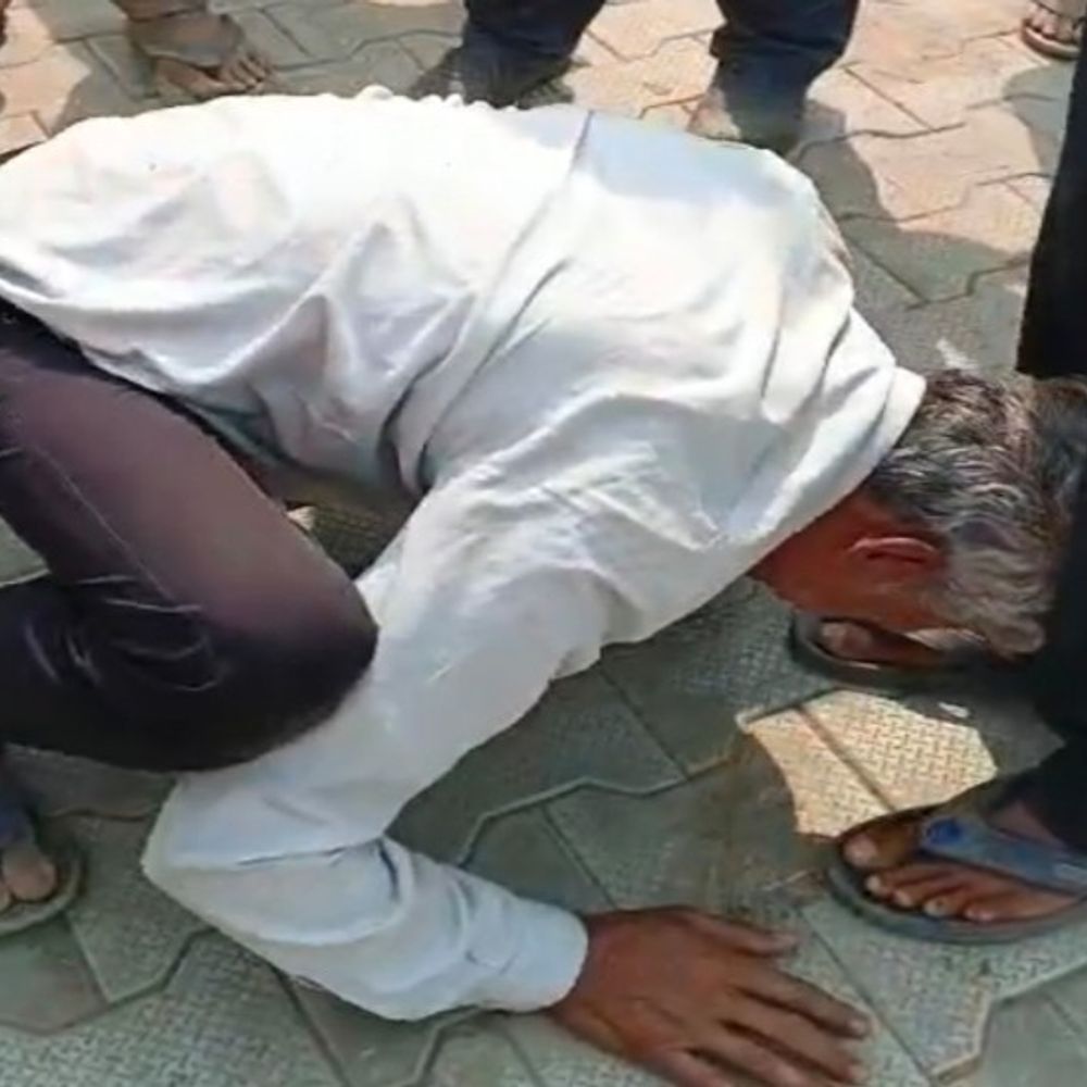 बुजुर्ग को मुर्गा बनाकर माफी मांगने वाले 4 पर FIR:आरोपी ने कहा- होली पर सवर्ण समाज को गालियां दी गई थीं, घर पर भी हमला किया था