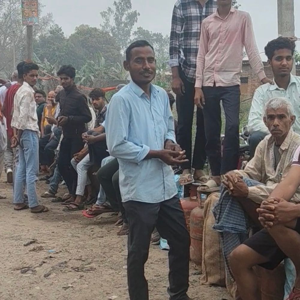 कुशीनगर के खड्डा में रसोई गैस की भारी कमी:सुबह 4 बजे से लगी लंबी कतारें; सैकड़ों उपभोक्ता परेशान