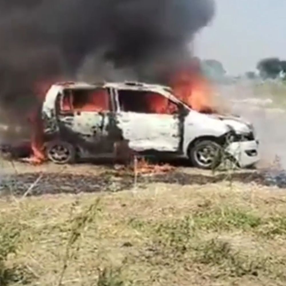 खेत पर खड़ी सीएनजी कार में लगी आग:जालौन में देखते ही देखते वाहन जलकर खाक