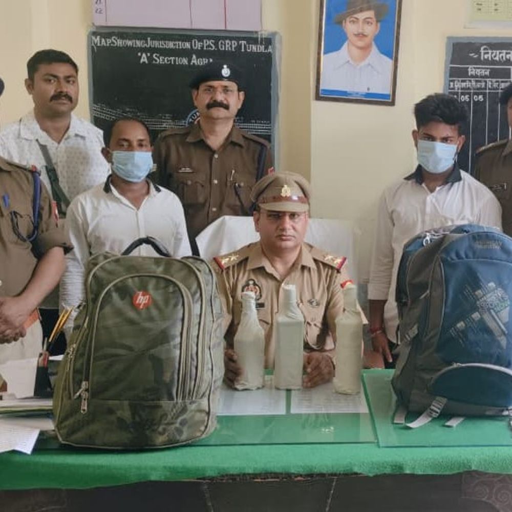 एसी अटेंडेंट की वेशभूषा में ले जा रहे थे शराब:रेलवे स्टेशन पर दो तस्कर गिरफ्तार, ब्रांडेड अंग्रेजी शराब बरामद