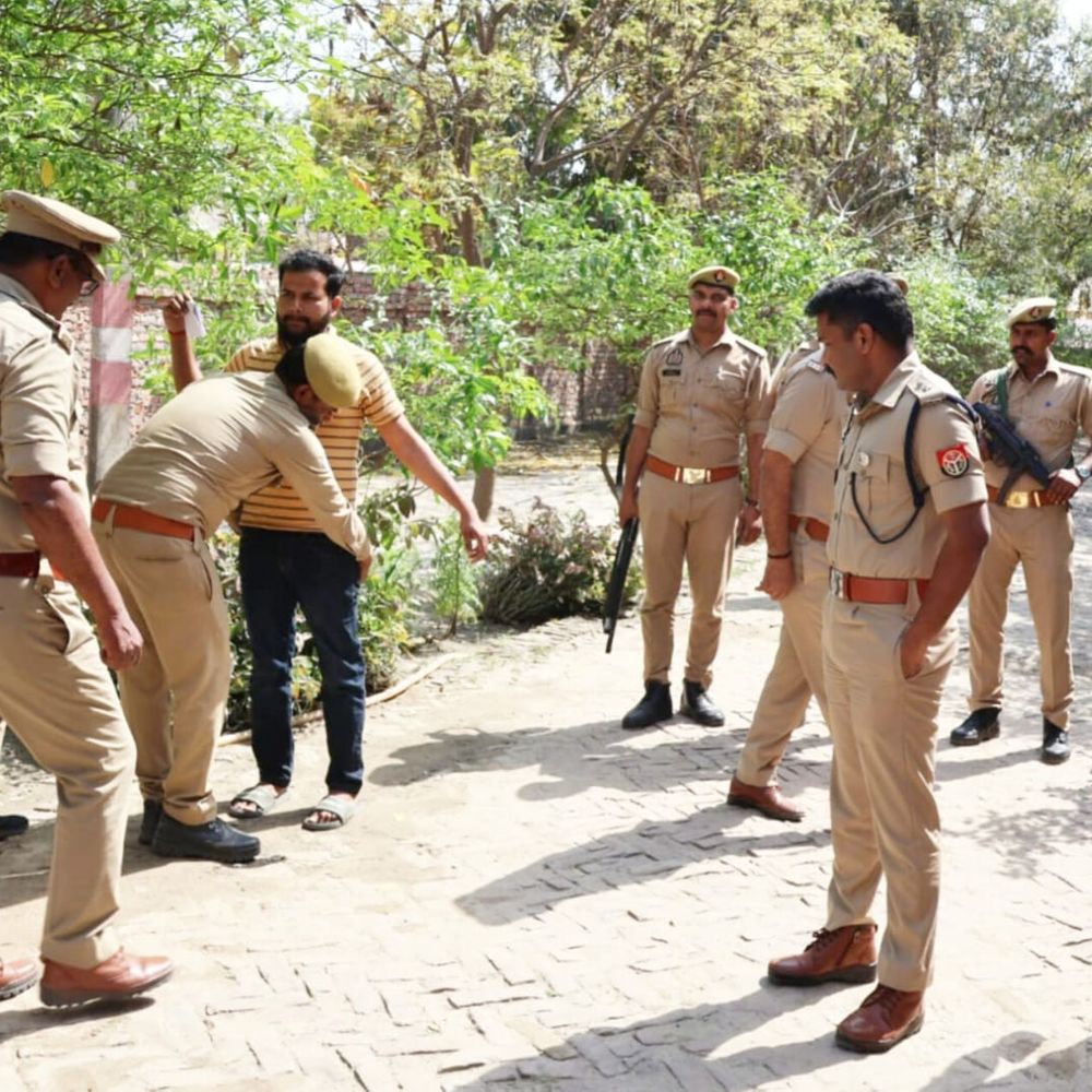 अमेठी में पहले दिन SI भर्ती परीक्षा संपन्न:दूसरी पाली में 1104 अभ्यर्थियों ने छोड़ी परीक्षा, एसपी ने किया निरीक्षण