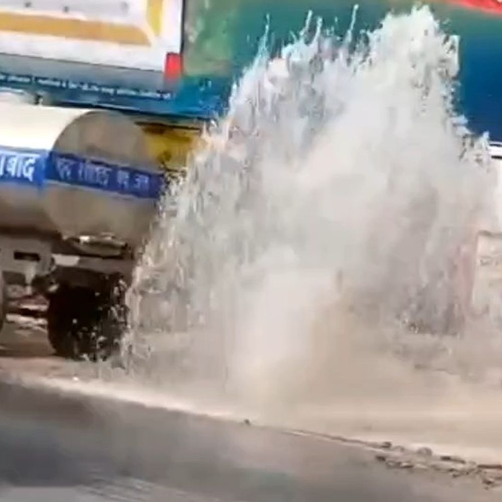फतेहगढ़ में पाइपलाइन फटने से सड़क पर बहा पानी, VIDEO:फुटपाथ निर्माण के समय हुआ हादसा, EO बोले– जानकारी लेकर जल्द कराएंगे मरम्मत