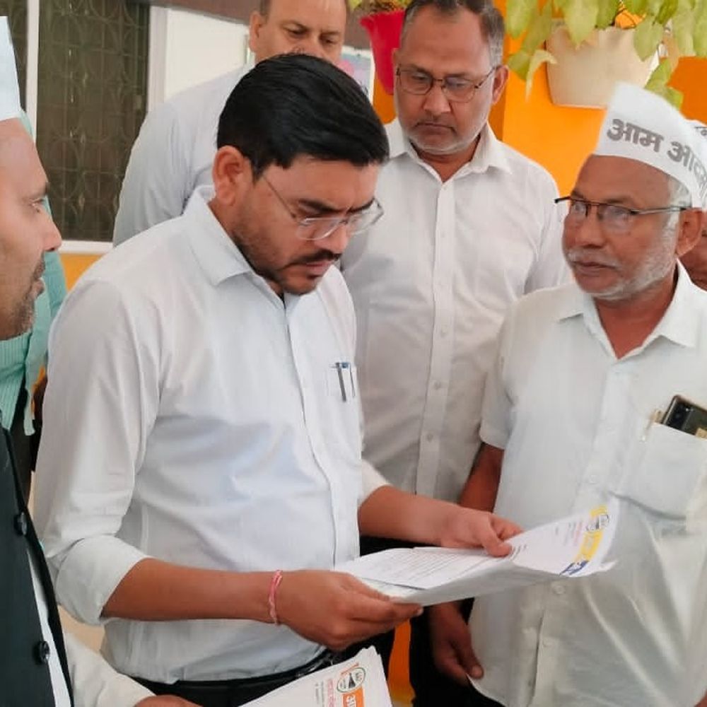 सहारनपुर में गैस किल्लत पर AAP का प्रदर्शन:महंगाई के खिलाफ नारेबाजी की, राष्ट्रपति के नाम सौंपा ज्ञापन