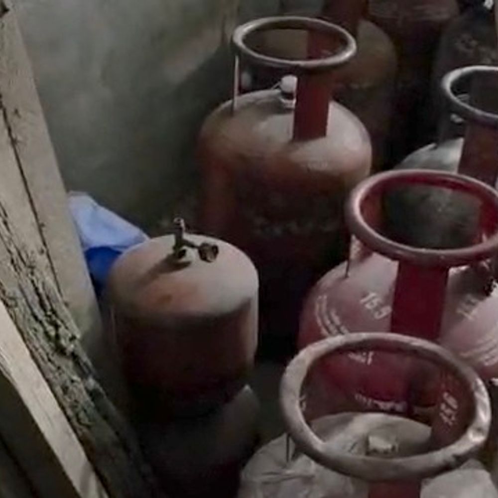 मुजफ्फरनगर में गैस कालाबाजारी पर छापा:दुकान से 12 सिलेंडर और चूल्हे का अवैध भंडारण बरामद, दुकानदार हिरासत में