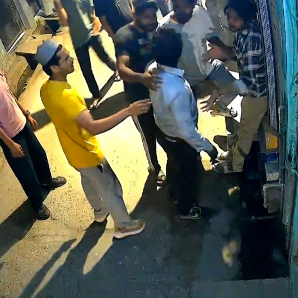 काम से लौट रहे युवक को दंबगों ने पीटा, VIDEO:पत्नी से भी की मारपीट, सहारनपुर में शिकायत के बाद भी कार्रवाई नहीं