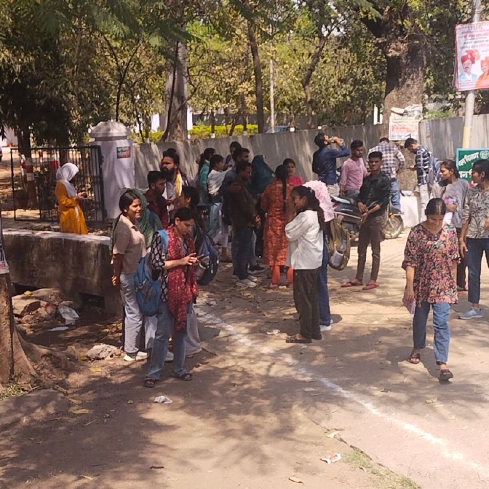 ललितपुर में SI परीक्षा में 1732 अनुपस्थित रहे:सीसीटीवी से रखी गई निगरानी, स्पेशल ट्रेनें चलाई गईं