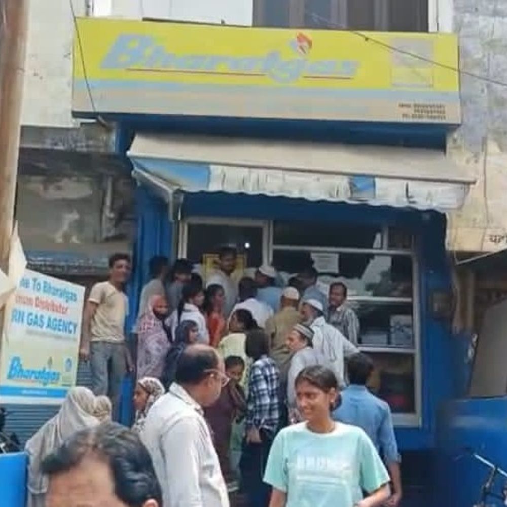 सहारनपुर में रसोई गैस का संकट गहराया:एजेंसियों के बाहर लंबी कतारें; केवाईसी के नाम पर वसूली के आरोप