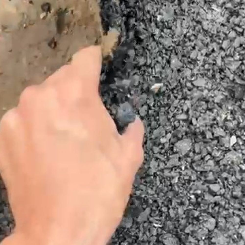 ग्रामीणों ने हाथों से उखाड़ी सड़क, VIDEO:पीलीभीत में पीडब्ल्यूडी की नई सड़क की गुणवत्ता पर उठे सवाल