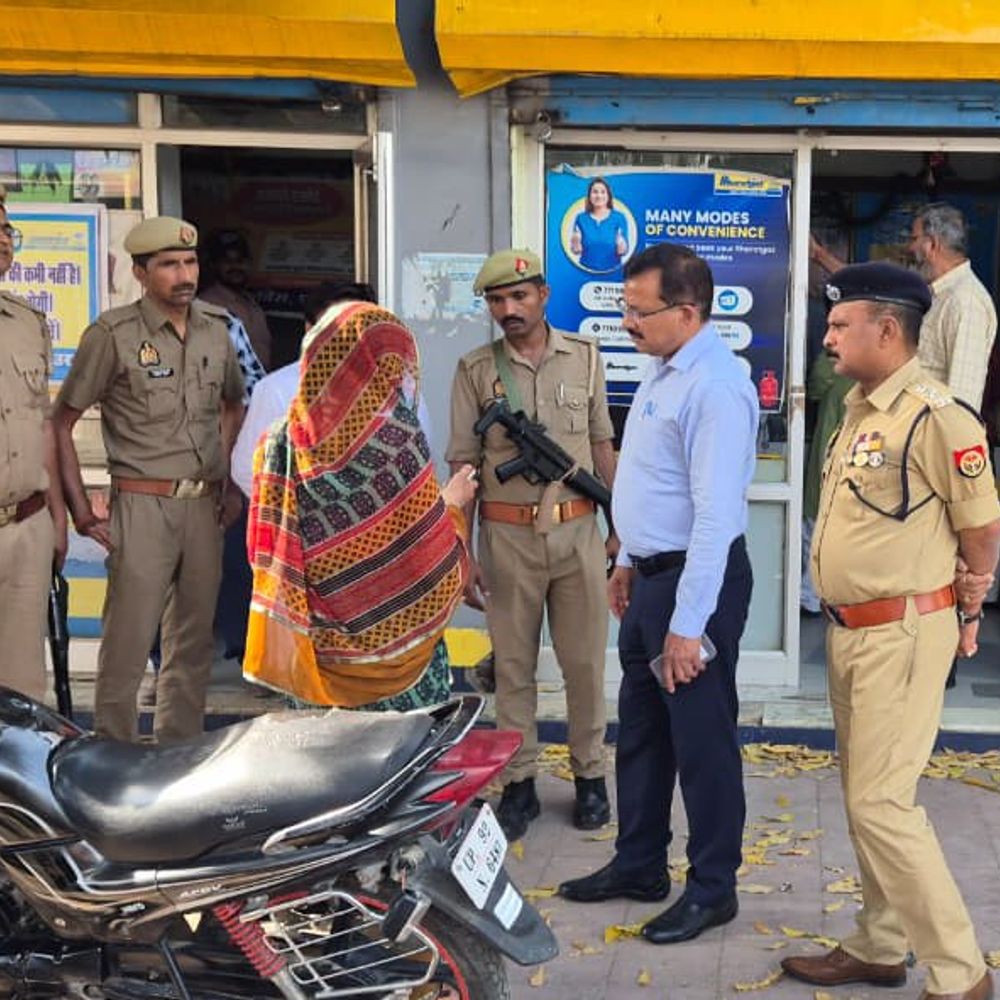 डीएम-एसपी ने भारत गैस एजेंसी का किया औचक निरीक्षण:लोगों से बात कर परखी आपूर्ति व्यवस्था, बेहतर करने के दिए निर्देश