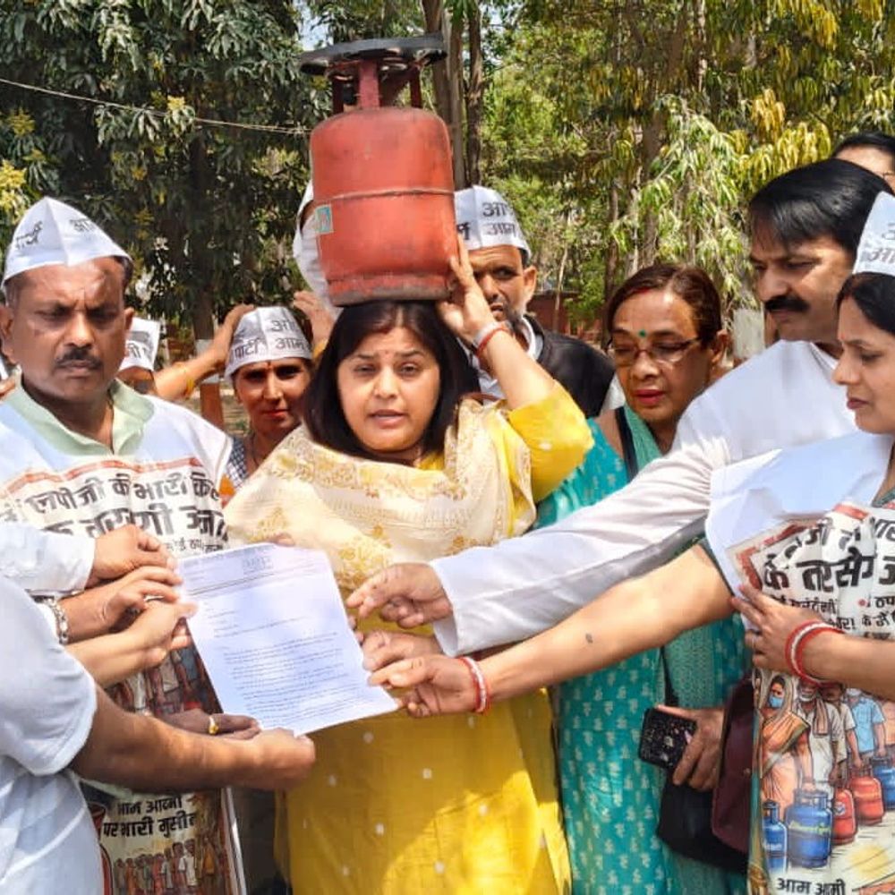 संतकबीर नगर में AAP ने किया महंगाई के खिलाफ प्रदर्शन:सिर पर सिलेंडर रखकर सरकार को घेरा; पदाधिकारी बोले- जनता बुरी तरह परेशान
