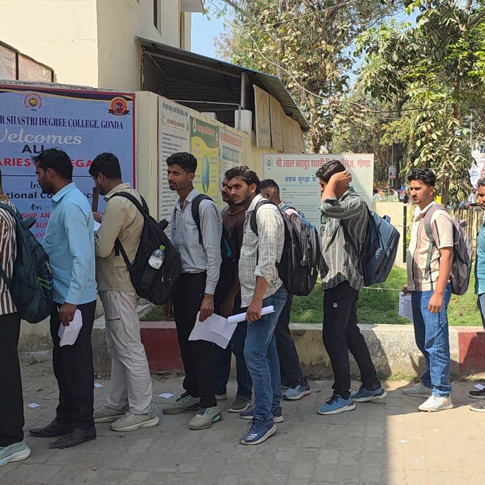 गोंडा में यूपी पुलिस SI भर्ती परीक्षा में कड़ी सुरक्षा:दूसरी पाली परीक्षा में परीक्षार्थियों के बेल्ट-जूते उतरवाए, 4800 अभ्यर्थी दे रहे एग्जाम