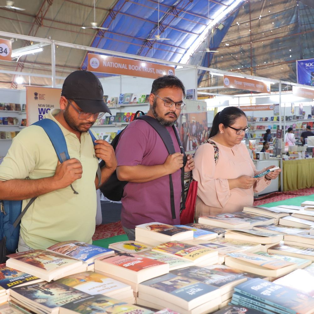 लखनऊ पुस्तक मेले में दूसरे दिन किताबों की खूब बिक्री:अध्यात्म से लेकर क्रांतिकारी विचारों तक की पुस्तकें पसंद की गईं