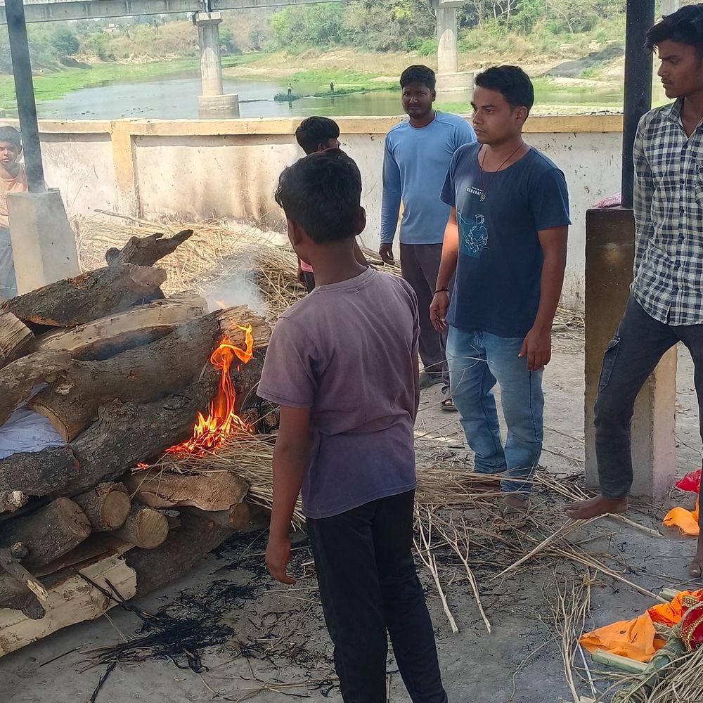 विवाहिता के शव को तीसरी बार में दी गई मुखग्नि:सुल्तानपुर में दो बार अंतिम संस्कार से रोका गया; भाई ने पुलिस पर दबाव का आरोप लगाया