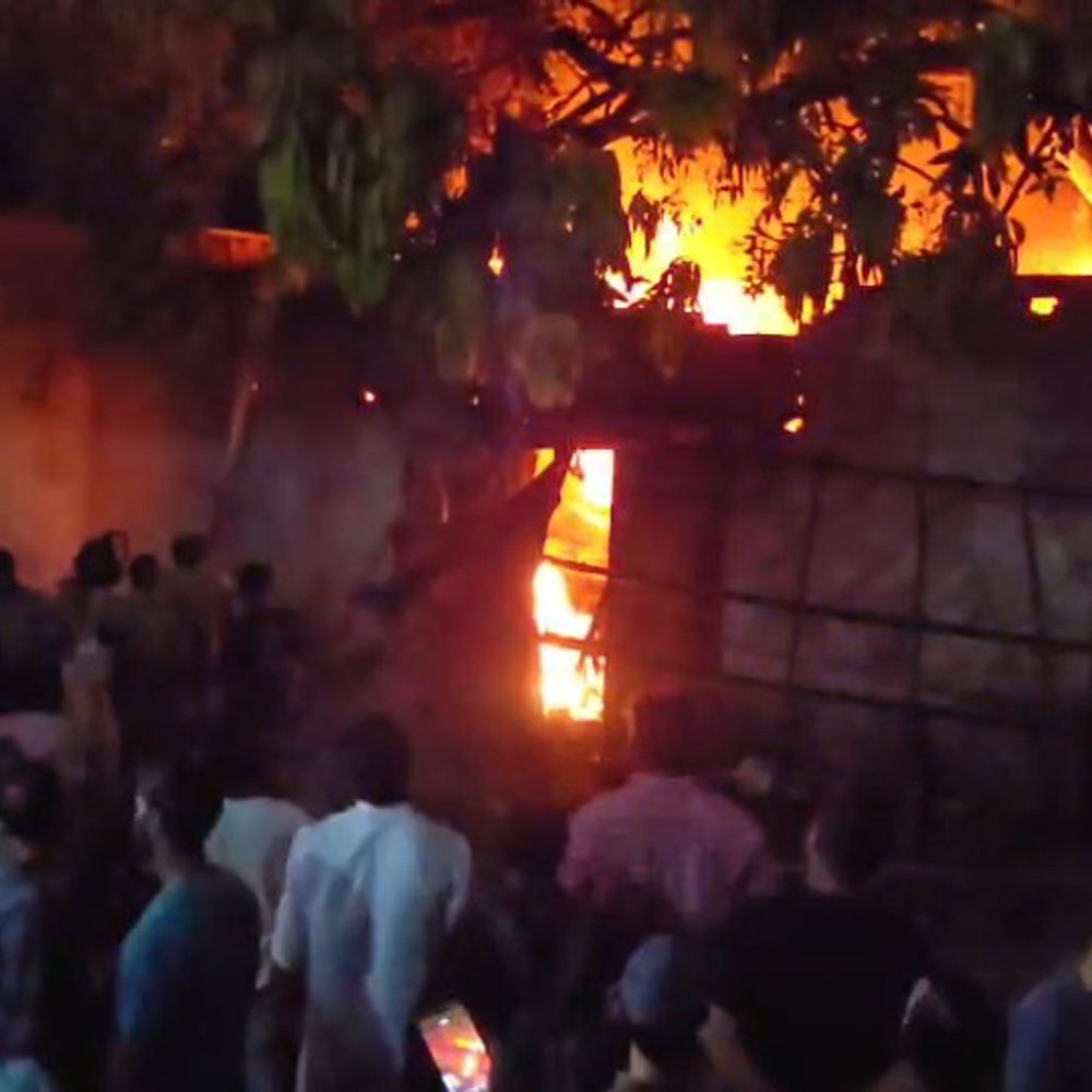 मऊ में टेंट हाउस के गोदाम में लगी आग, VIDEO:लाखों का सामान जला, दमकल विभाग ने काफी देर बाद पाया काबू