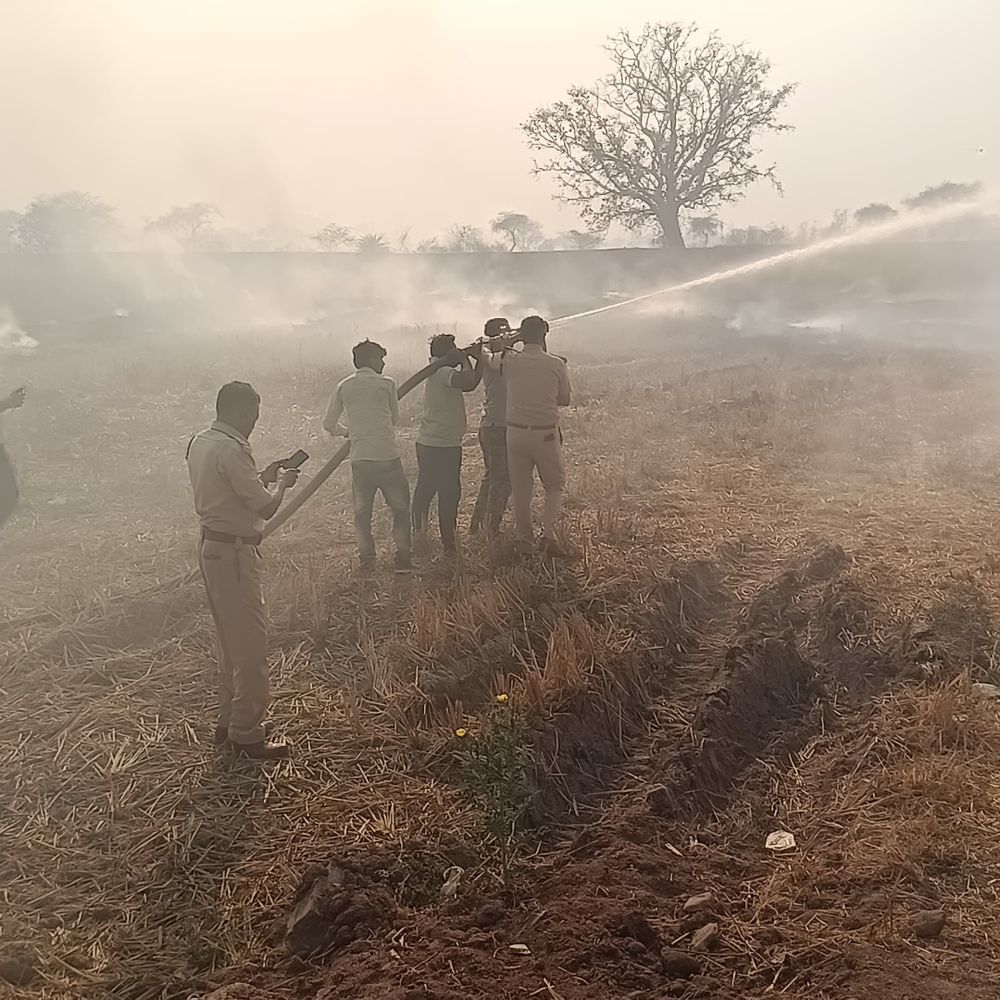 कुकदा में खेतों की आग, तीन साल की बच्ची बची:  बलौदाबाजार में पुलिस आरक्षक ने बचाई जान, चार झोपड़ियां जलकर राख – baloda bazar News