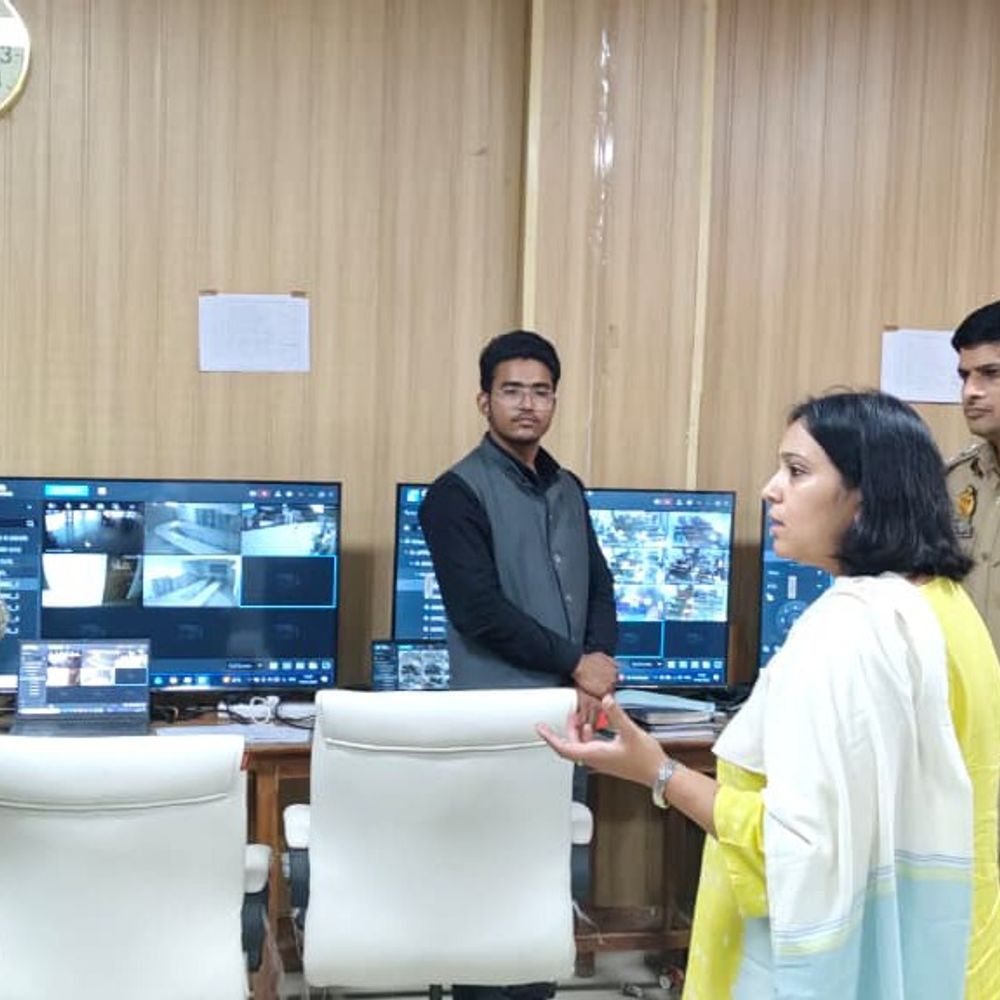 जिलाधिकारी ने परीक्षा केंद्रों का निरीक्षण किया:बस्ती में उपनिरीक्षक भर्ती परीक्षा की व्यवस्थाएं जांचीं