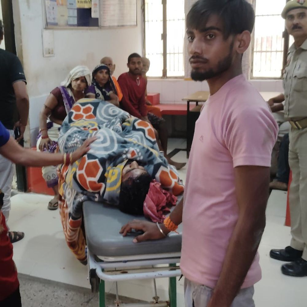 तेज रफ्तार ऑटो बेकाबू होकर पलटा, एक की मौत:कानपुर में हादसे में तीन लोग घायल, सभी बारात से लौट रह थे; नशे में था ड्राइवर