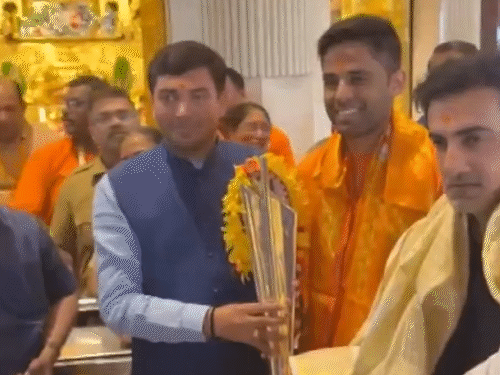 सूर्या-गंभीर वर्ल्डकप ट्रॉफी लेकर सिद्धिविनायक मंदिर पहुंचे:अभिषेक शर्मा ने वैष्णो देवी के दर्शन किए; हनुमान मंदिर जाने पर कीर्ति आजाद ने सवाल उठाया था