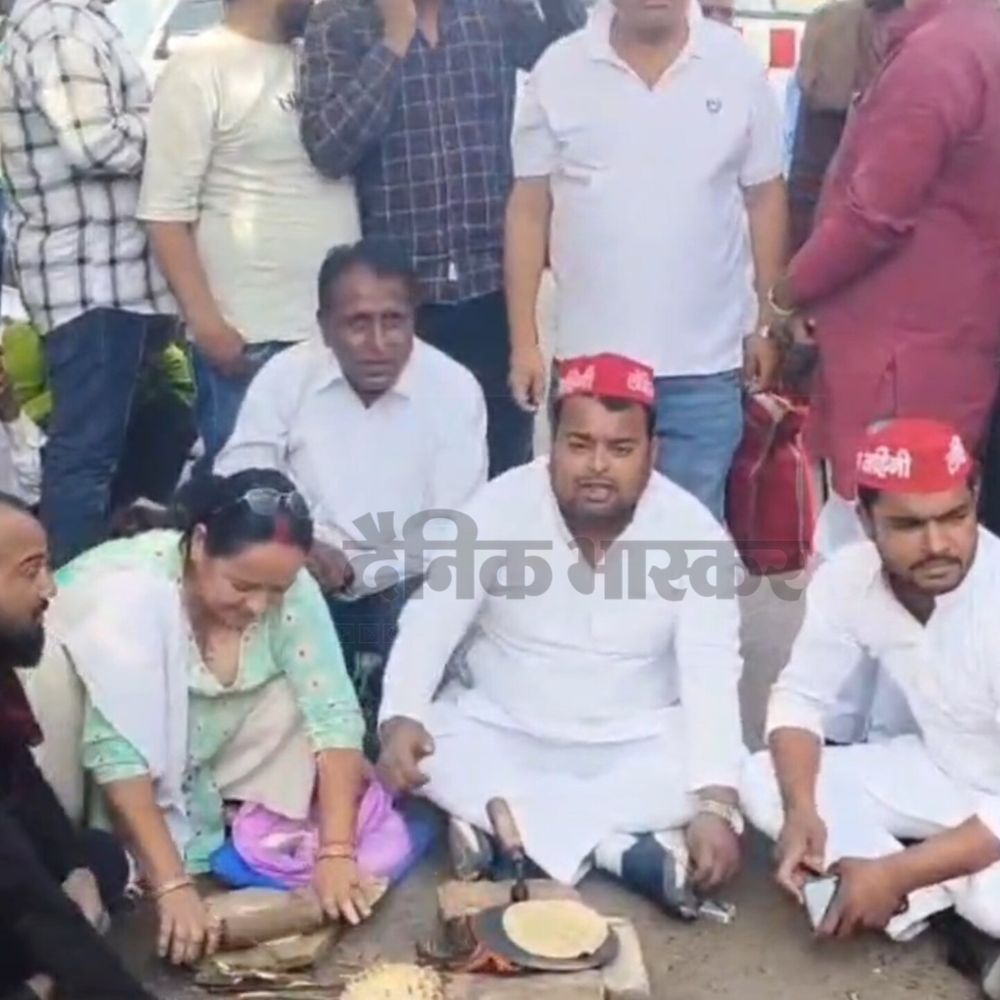 इटावा में गैस किल्लत पर सपा का अनोखा प्रदर्शन:शहर के प्रमुख चौराहा पर खाली सिलेंडर रखकर लकड़ी के चूल्हे पर बनाई रोटियां