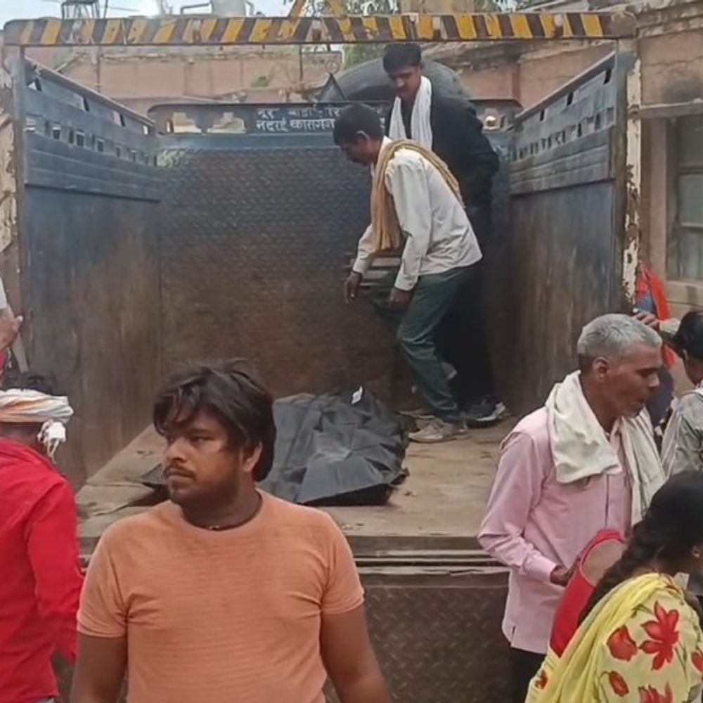 एटा में डम्पर की टक्कर से महिला की मौत:रिक्शा सवार बुजुर्ग पति गंभीर रूप से घायल, अस्पताल में भर्ती