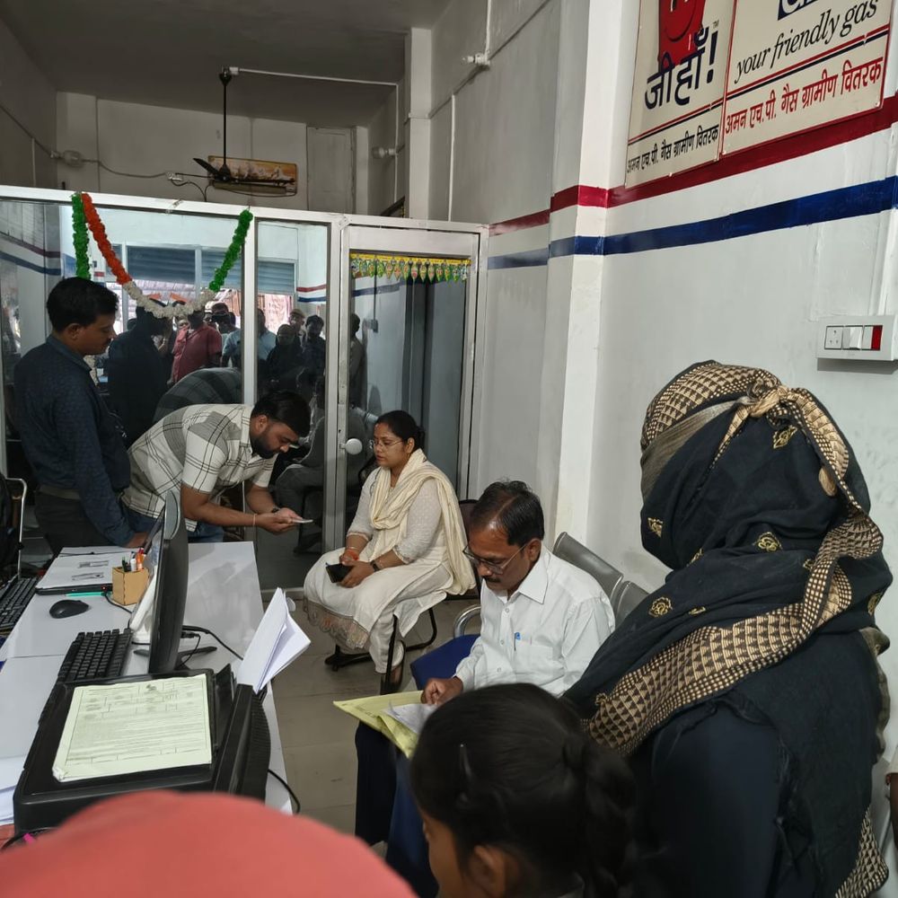 सलेमपुर में जांच के घेरे में गैस एजेंसियां:गैस की किल्लत और कालाबाजारी पर एक्शन, डीएम के निर्देश पर कई एजेंसियों में छापेमारी