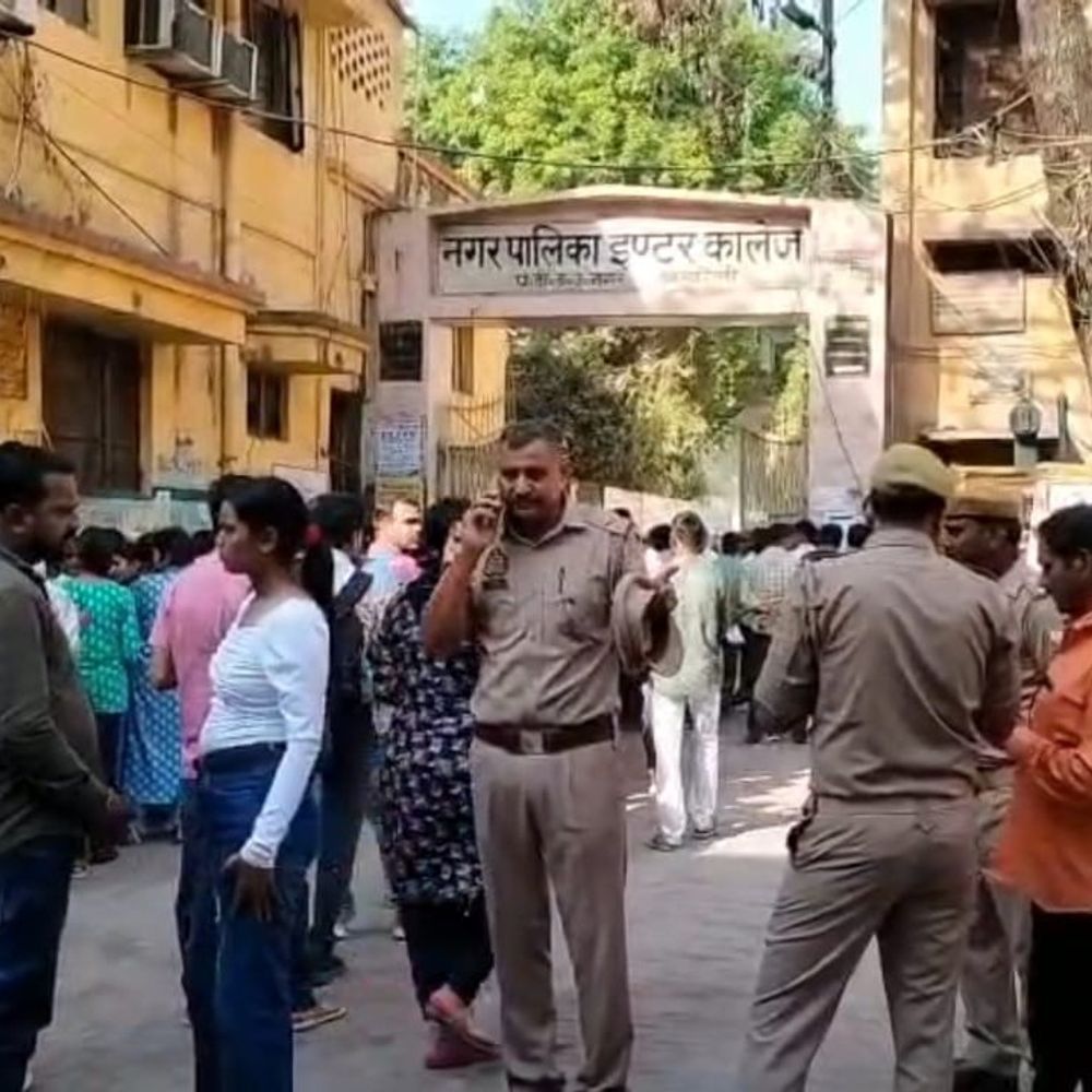 यूपी एसआई परीक्षा चंदौली में शुरू:11 केंद्रों पर 14,400 अभ्यर्थी देंगे लिखित परीक्षा