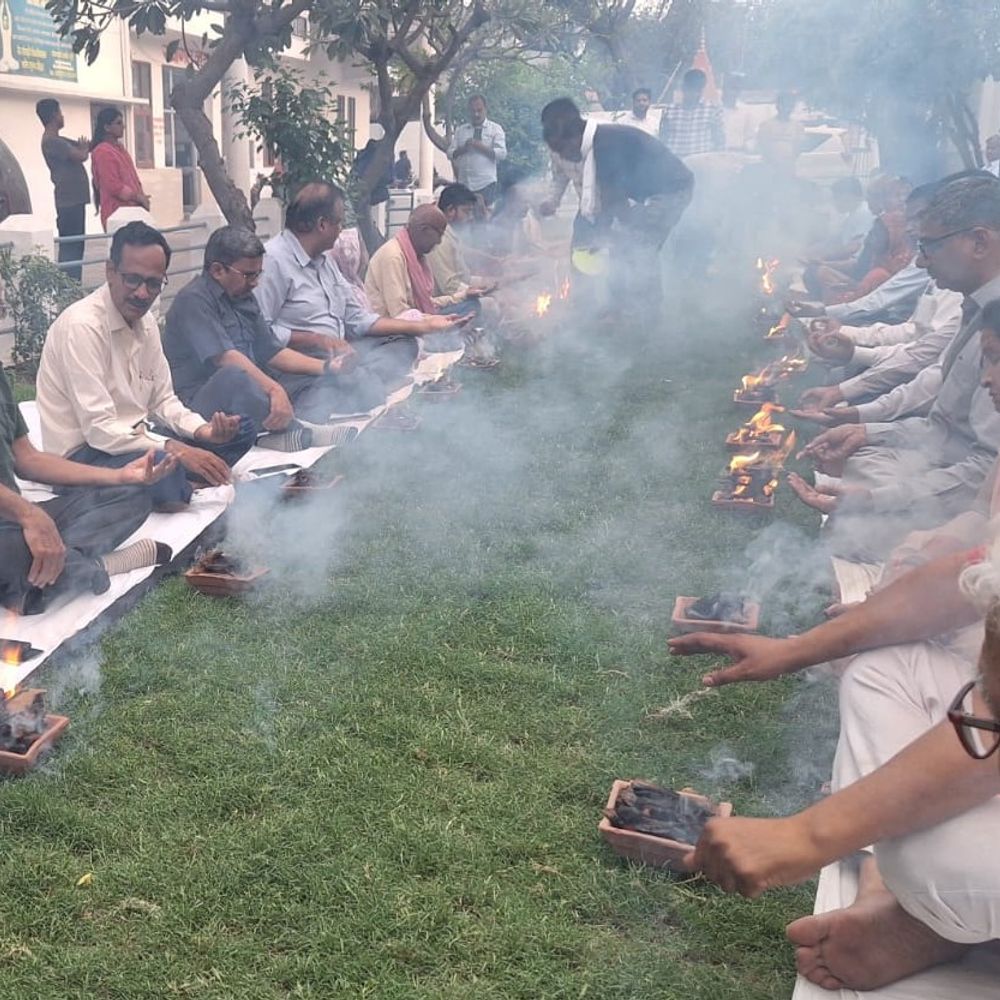 लखनऊ में अग्निहोत्र और पर्यावरण शुद्धि पर सत्संग:माधव सेवा आश्रम में वक्ताओं ने महत्व बताया