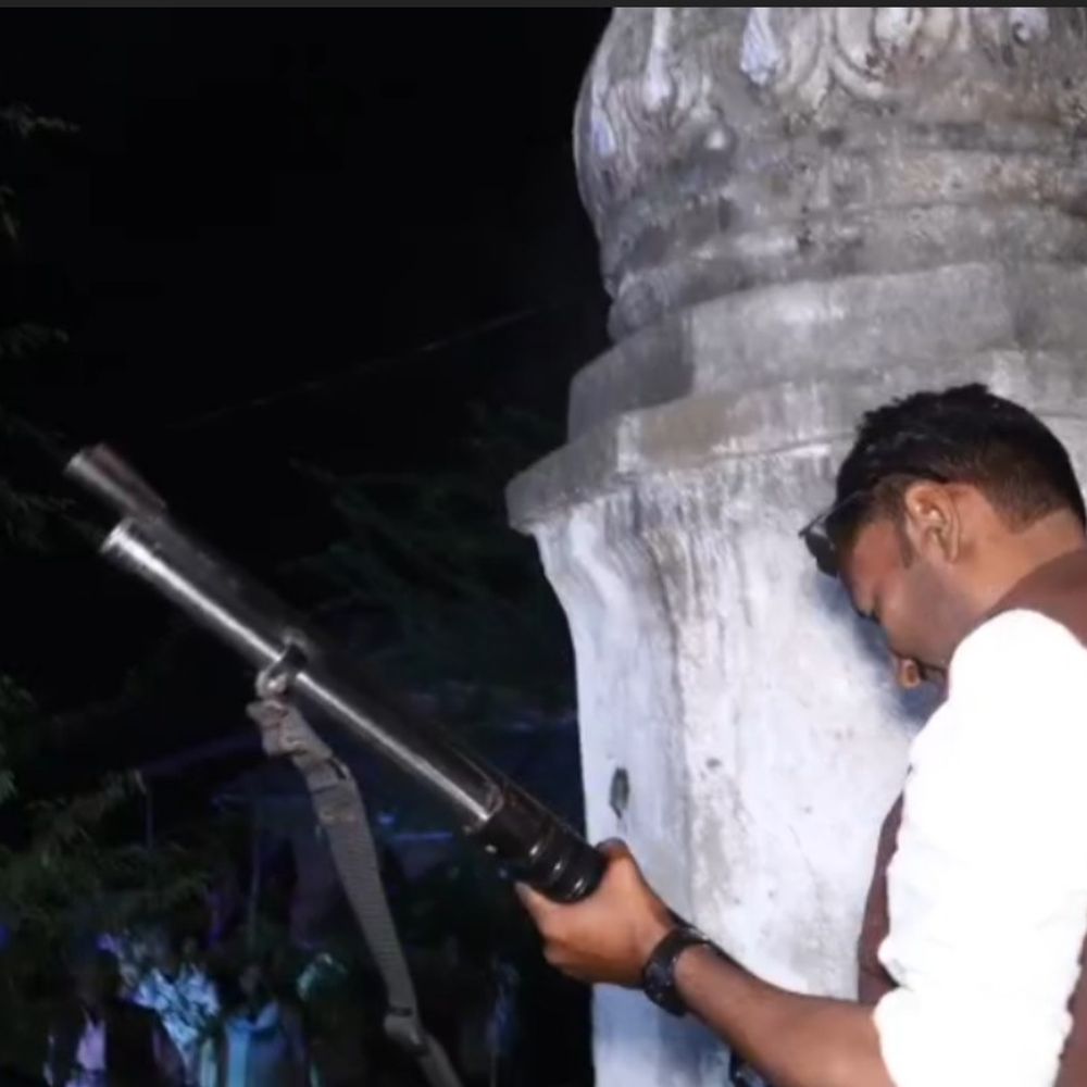 शादी में पति-पत्नी ने की हर्ष फायरिंग, VIDEO:जालौन में डांस के बीच पहुंचा युवक, पत्नी ने भी हवा में दागी गोलियां