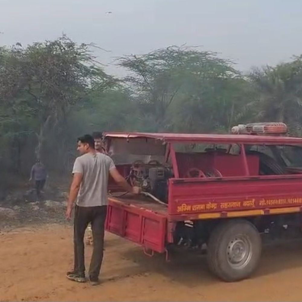 बदायूं के देहमू गांव जंगल में लगी आग:सैकड़ों पेड़ जले, फायर ब्रिगेड ने तीन घंटे बाद पाया काबू