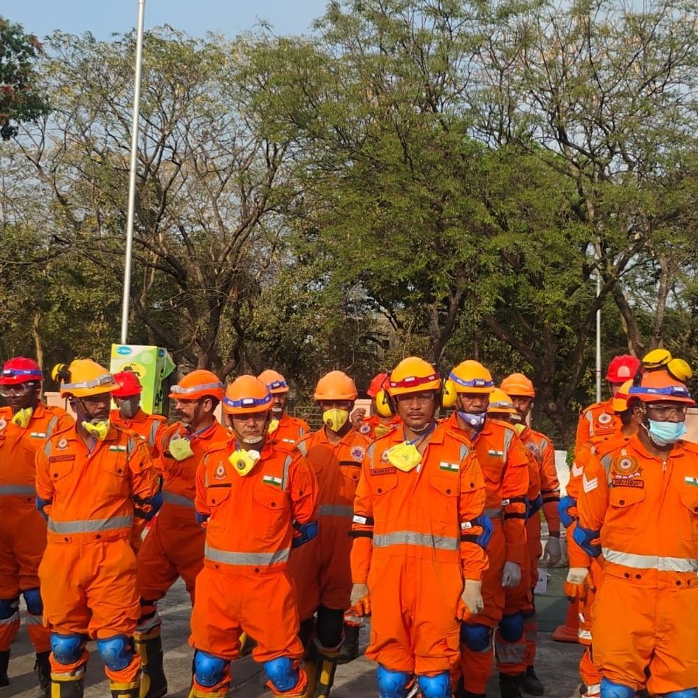 औरैया में भूकंप से बचाव के लिए मॉक ड्रिल:भूकंप आपदा से निपटने की तैयारी, NDRF ने लोगों को दी सुरक्षा की ट्रेनिंग