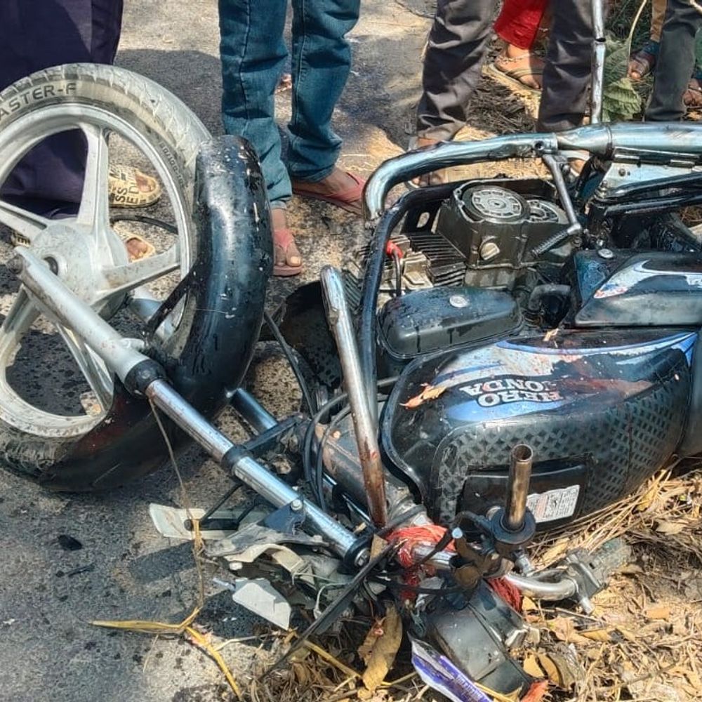 सीतापुर में पिकअप की टक्कर से चाचा-भतीजे की मौत:एक बाइक पर सवार थे 3 युवक, एक गंभीर घायल