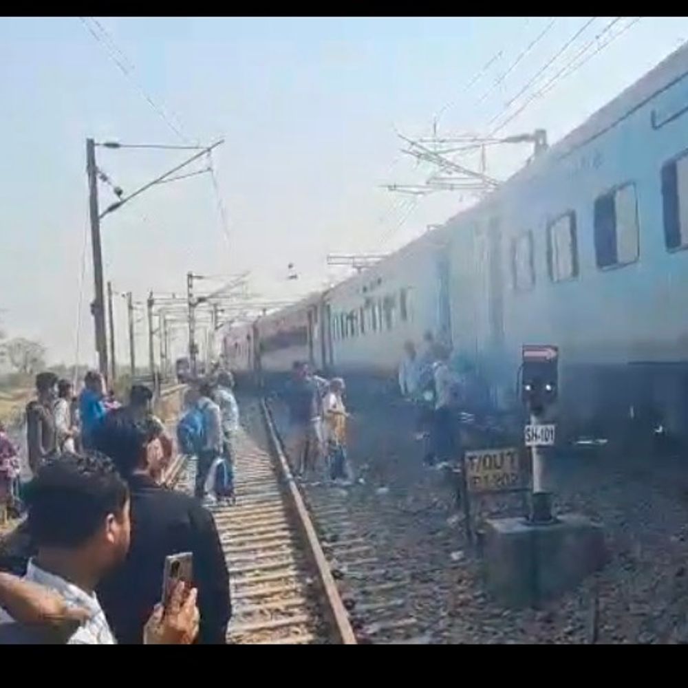 महामाना एक्सप्रेस के पहिए से निकला धुंआ, VIDEO:यात्री नीचे उतरे, ब्रेक पैड की खराबी से 22 मिनट रुकी ट्रेन